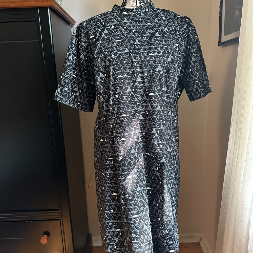 Chic Black and White Triangle Pattern Midi Dress